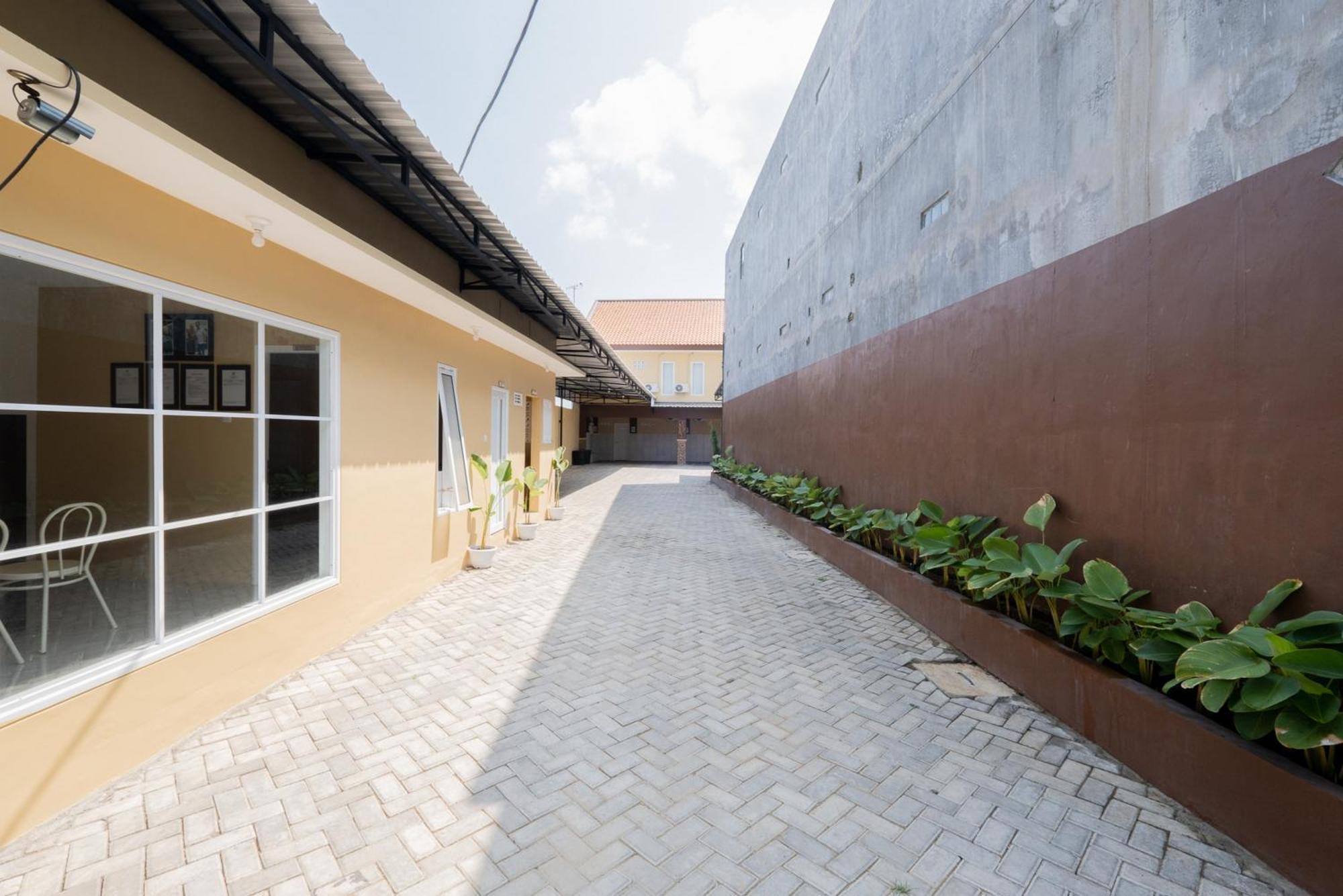 Hotel Reddoorz Syariah Near Rsud Dr Iskak Tulungagung Kedungwaru Zewnętrze zdjęcie